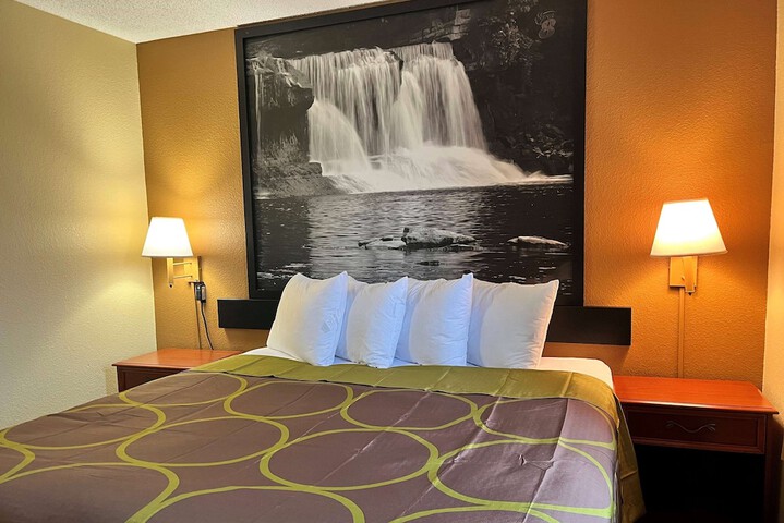 1 Queen Bed (11 of 11)