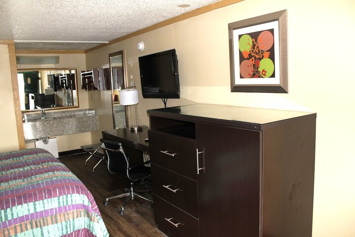 Single Room 1 King Bed (6 of 8)