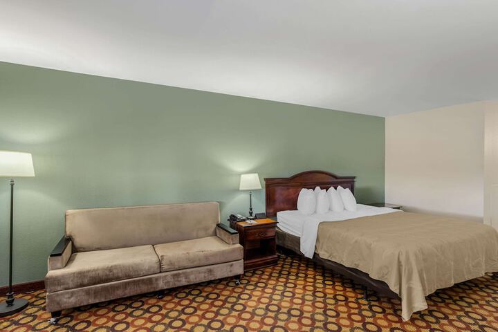1 King Bed (10 of 11)
