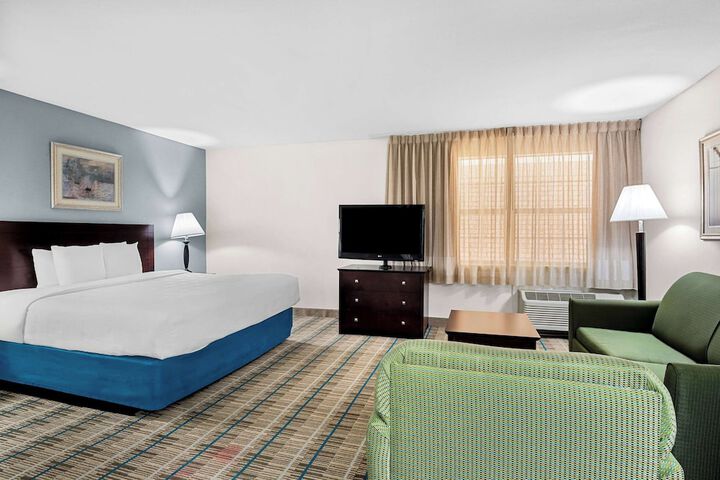 1 Queen Bed Efficiency Suite (8 of 24)