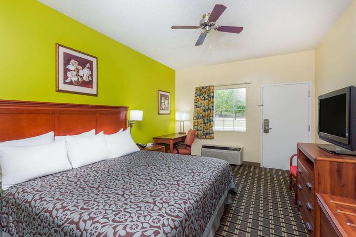 2 Queen Beds (7 of 10)