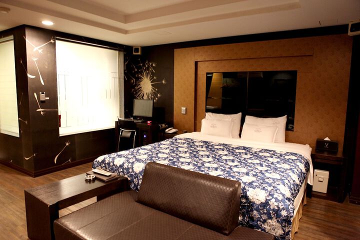 Room 17 of 33