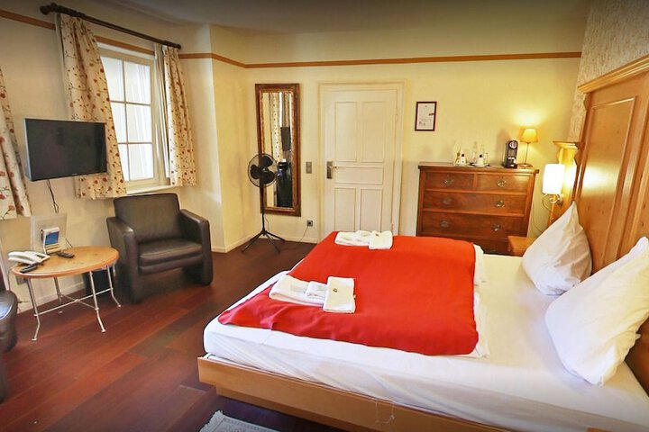 Room 8 of 19