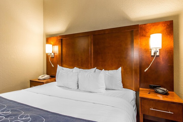 1 King Bed (8 of 17)
