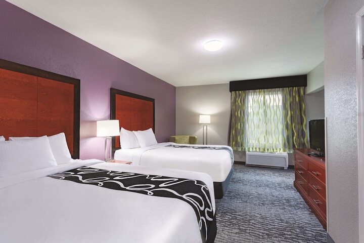 2 Queen Beds (6 of 10)
