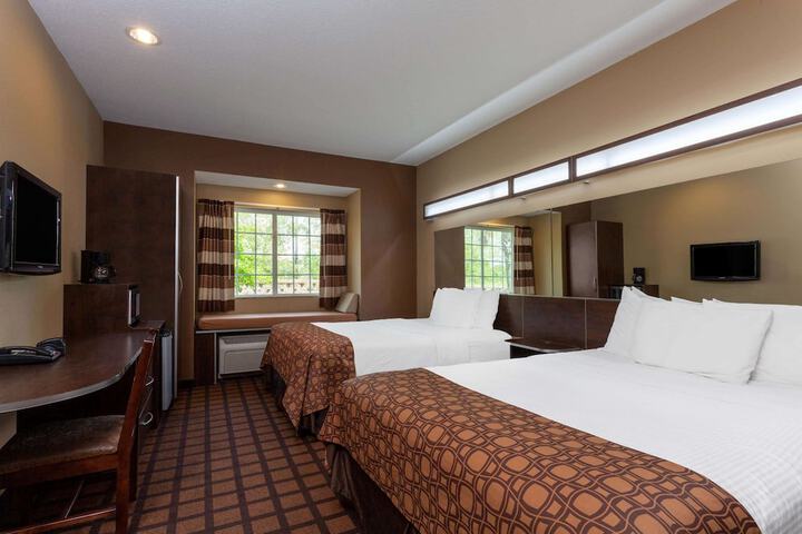 1 Queen Bed Accessible Room (5 of 19)