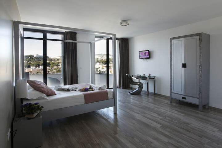 Room 3 of 50