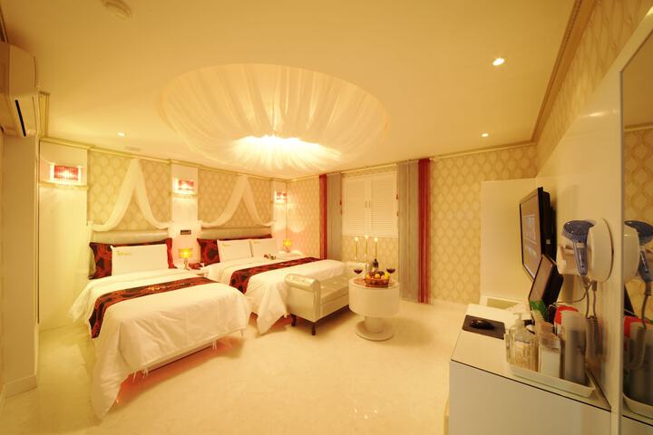 Room 4 of 33