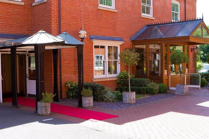 the-pinewood-hotel-slough-bookonline