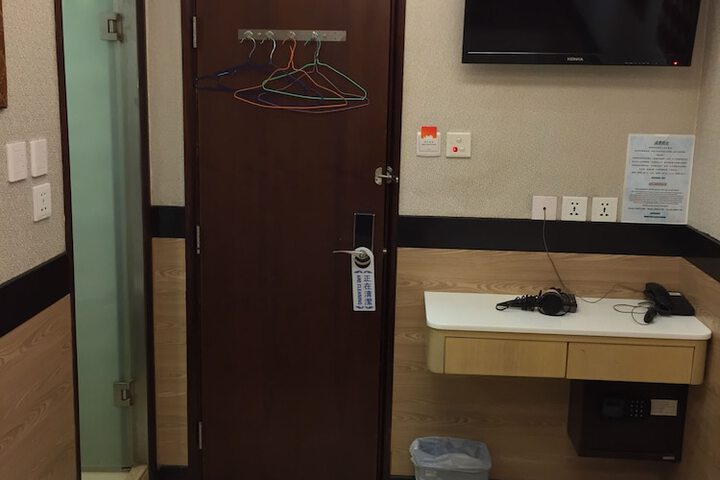 Room 11 of 106