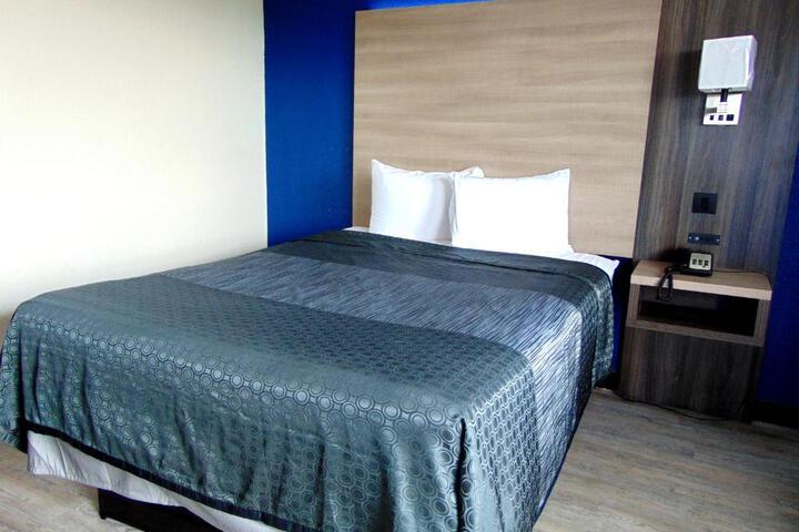 Studio Queen Bed (6 of 7)