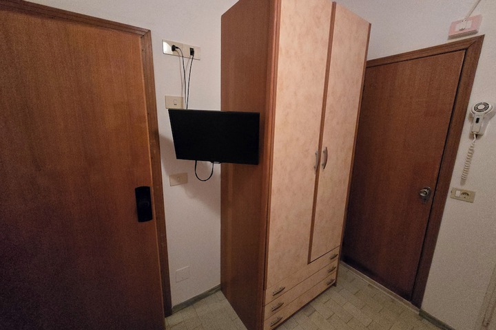 Room 11 of 28