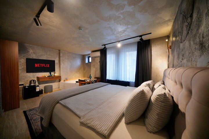 Room 83 of 244