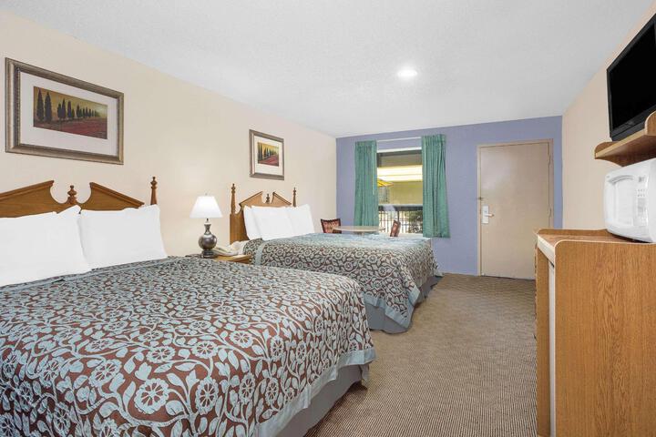 2 Queen Beds (2 of 4)