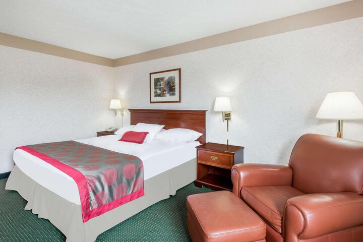 1 King Bed (4 of 10)