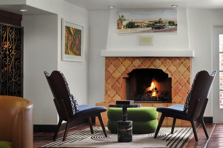 Lobby lounge