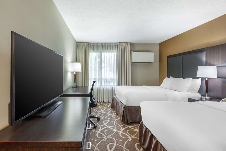 1 Queen Bed (6 of 19)