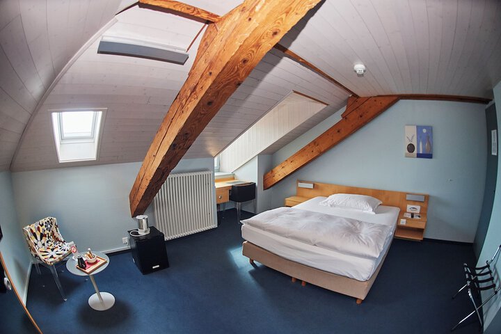 Room 5 of 18