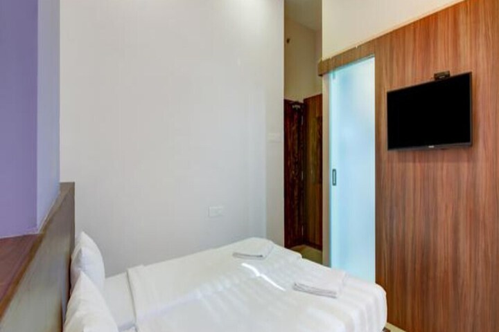 Room 5 of 16