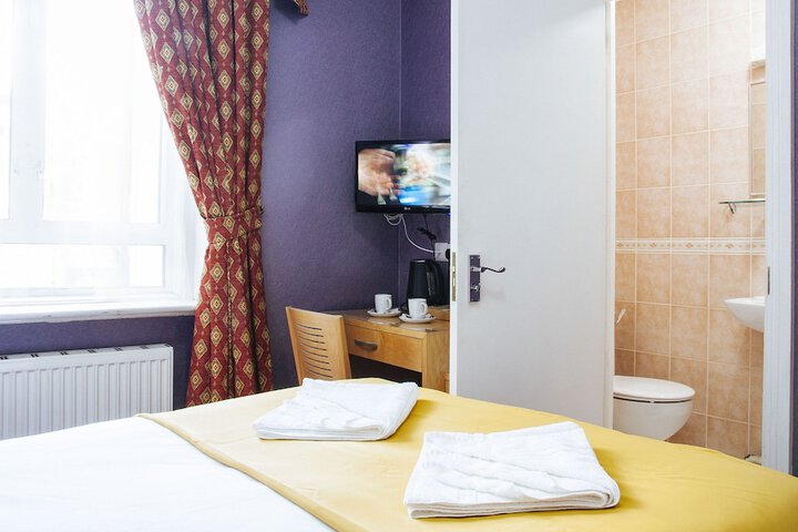 Room 28 of 90