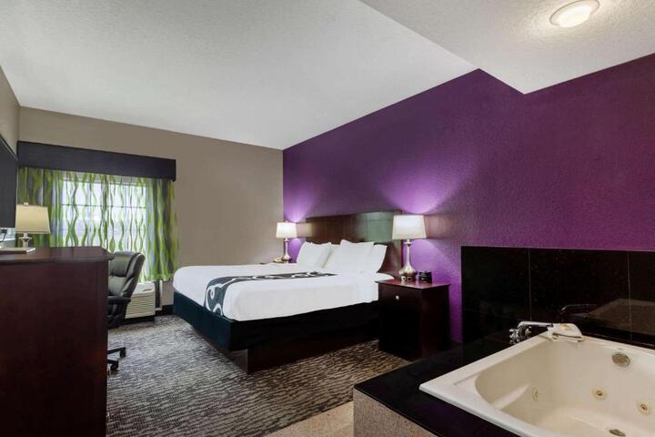 1 King Bed Accessible (14 of 15)