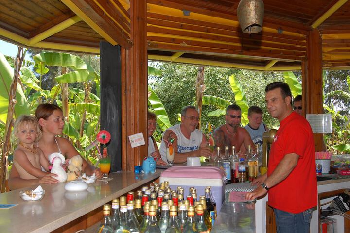 Swim-up bar