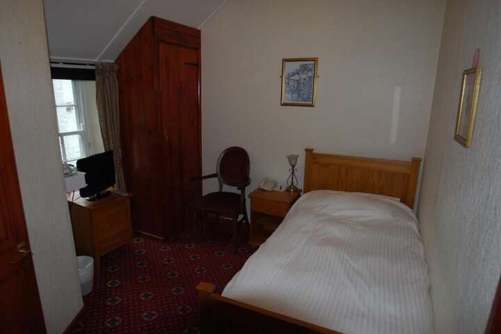 Room 13 of 37