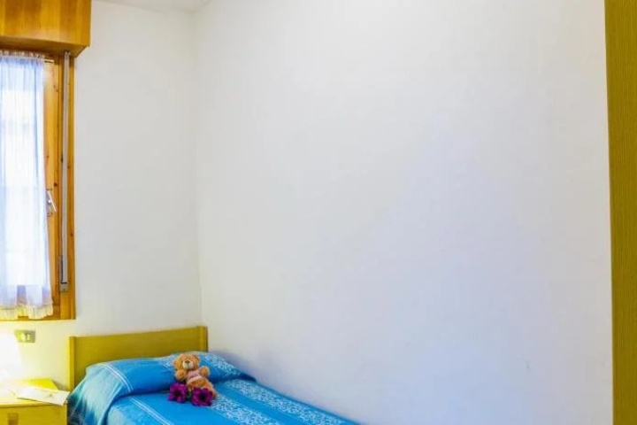 Room 4 of 12