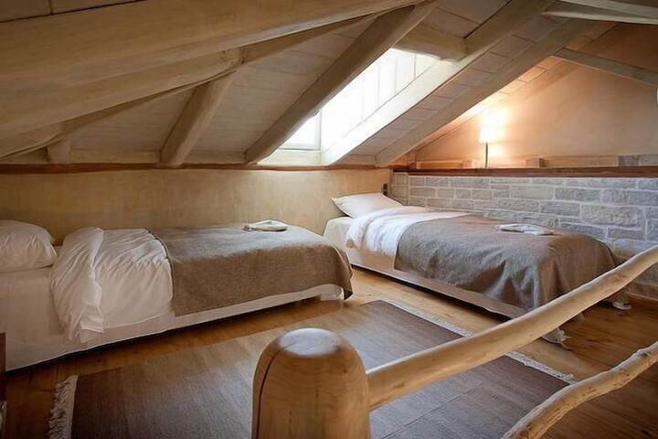 Room 10 of 93