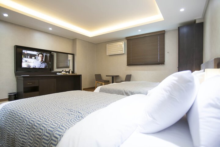 Room 45 of 119