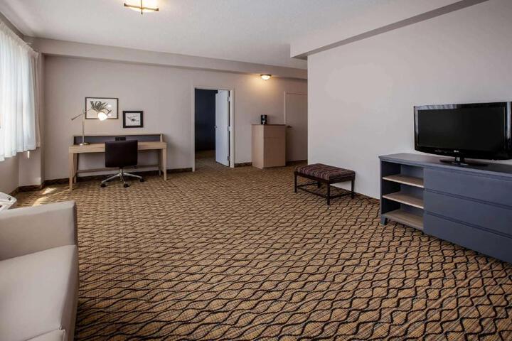 1 King Bed (16 of 18)