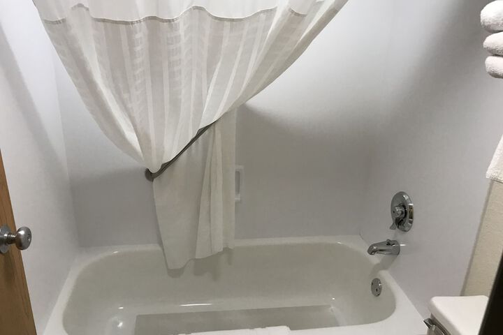 1 Queen Bed (5 of 14)