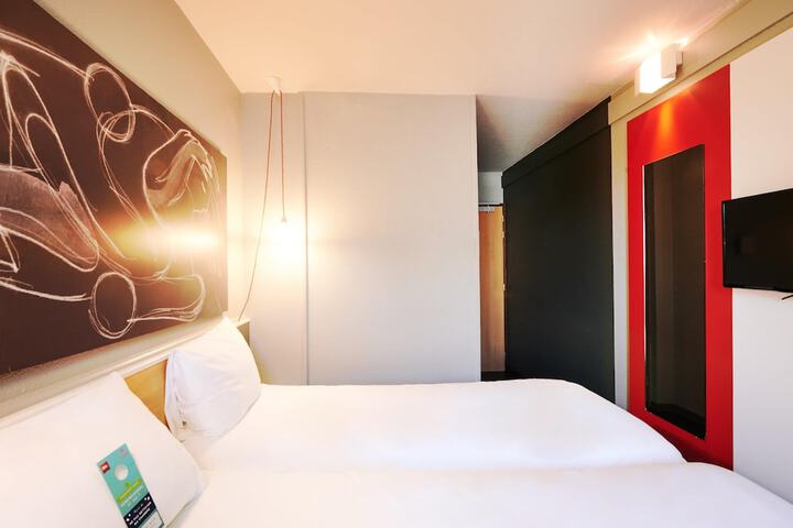 Room 14 of 83
