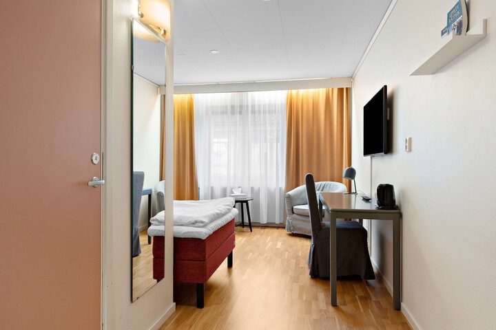 Room 28 of 87