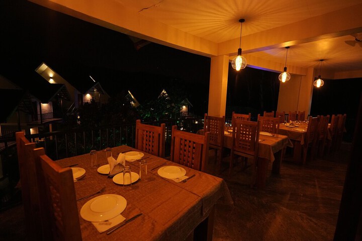 Dining 33 of 48