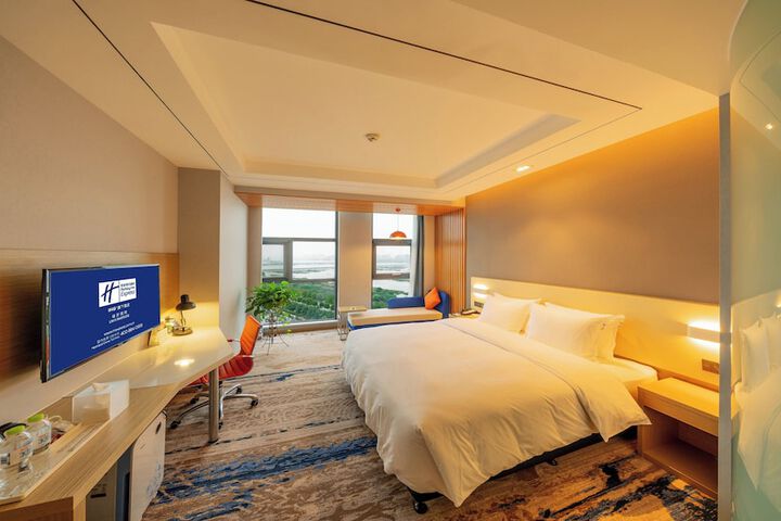 Room 11 of 25