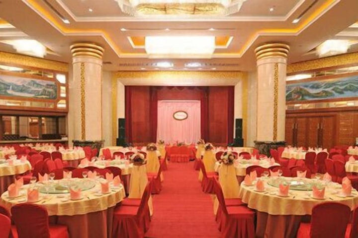 Ballroom/Hall 17 of 22