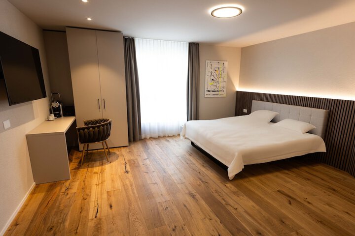 Room 5 of 12