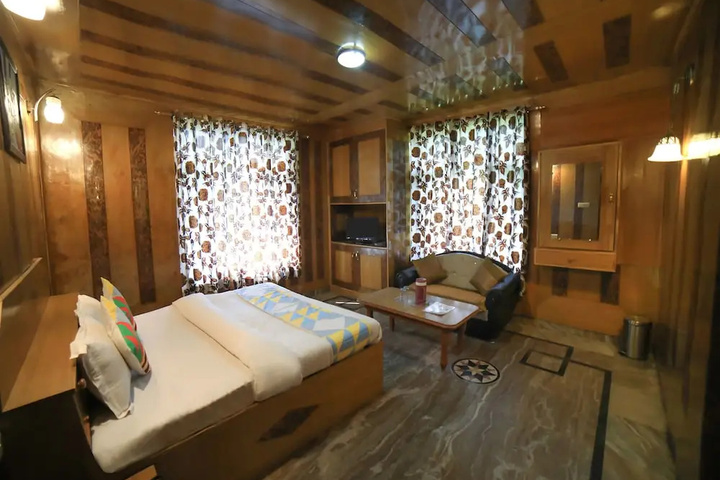Room 5 of 11