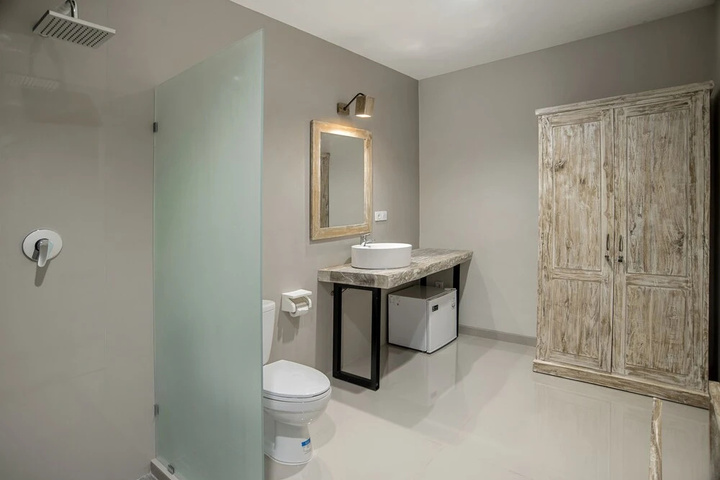 Room 8 of 18