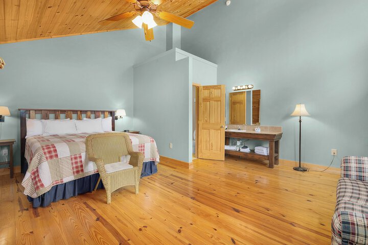 1 King Bed (6 of 40)
