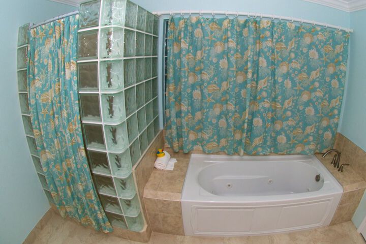 Deep soaking bathtub