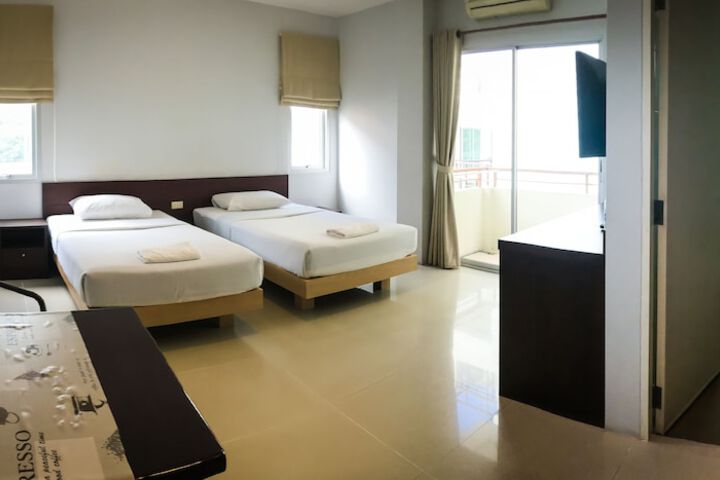 Room 12 of 40