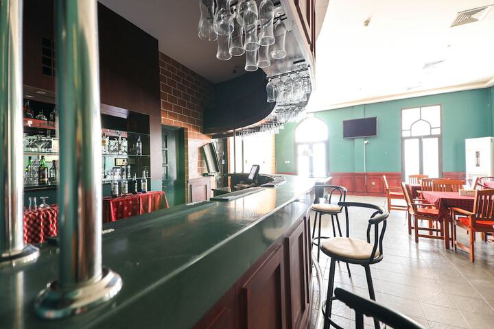 Lounge 63 of 68