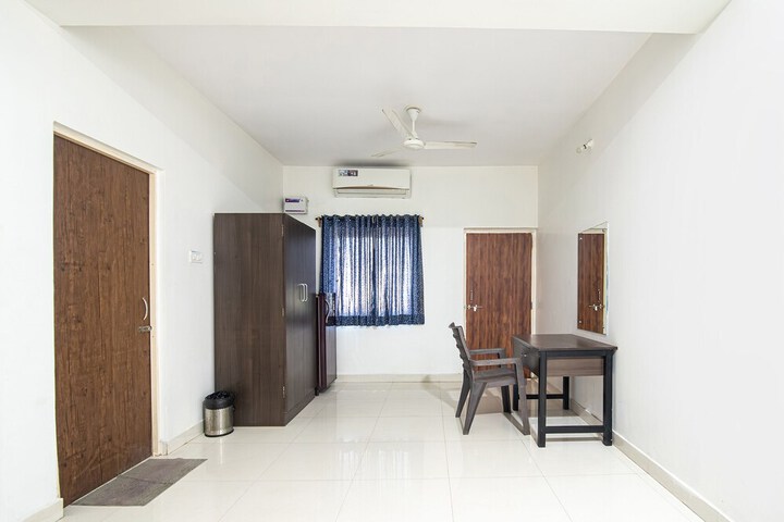 Room 10 of 32