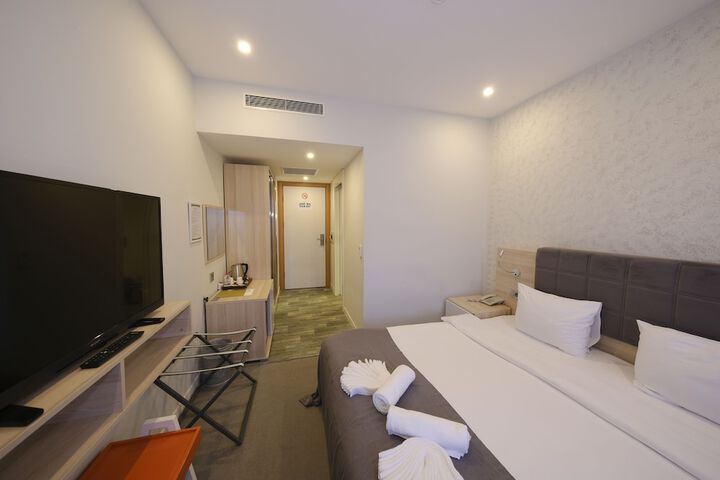 Room 2 of 10
