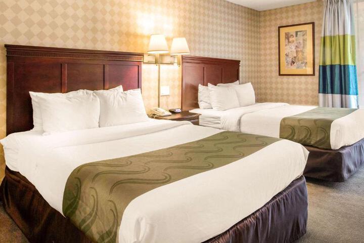 1 Queen Bed (8 of 13)