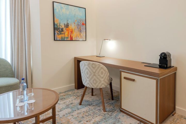 Room 27 of 172