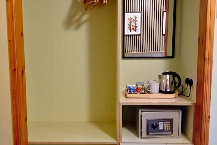 Room 13 of 28