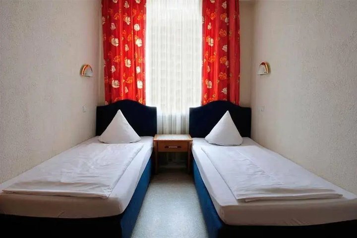 Room 3 of 10